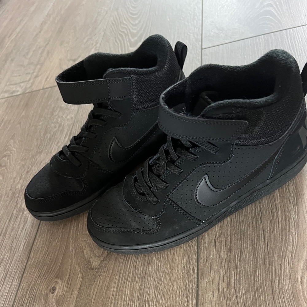 Kids Black Nike Hi-Top size 3Y